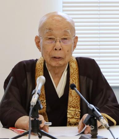 <p>　記者会見する京都仏教会の宮城泰年常務理事＝２９日午後、京都市</p>