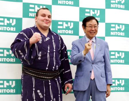 <p>　「ウクライナ避難民との交流懇親会」に出席し、ニトリホールディングスの似鳥昭雄会長（右）と写真に納まる大相撲の安青錦＝１日、東京都内</p>