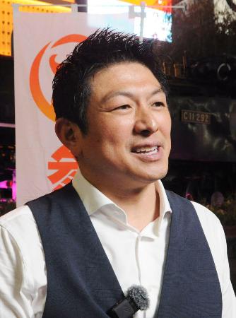 <p>　記者団の取材に応じる参政党の神谷代表＝１日午後、東京都港区</p>
