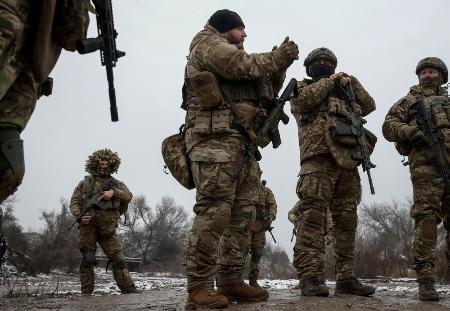 <p>　ウクライナ東部ハルキウ州で、射撃訓練をするウクライナ軍兵士ら＝２０２５年１２月（ロイター＝共同）</p>