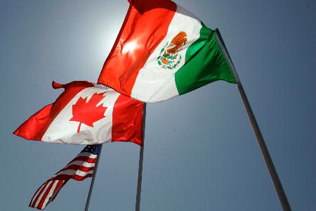 <p>　米国、カナダ、メキシコの国旗（ＡＰ＝共同）</p>