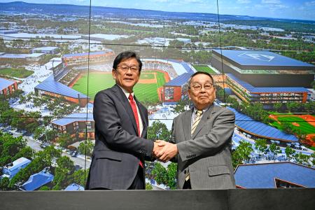 <p>　記者会見で握手するプロ野球日本ハムの栗山英樹ＣＢＯ（左）と北海道恵庭市の原田裕市長＝２日午前、エスコンフィールド北海道</p>
