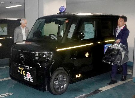 <p>　お披露目された軽自動車タクシー＝６月、北九州市</p>
