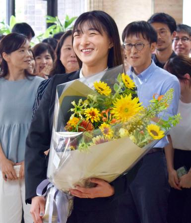<p>　兵庫県庁で職員らの出迎えを受ける元フィギュアスケート選手の坂本花織さん＝２日午前</p>
