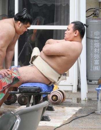 <p>　筋力トレーニングをする豊昇龍＝名古屋市の立浪部屋宿舎</p>