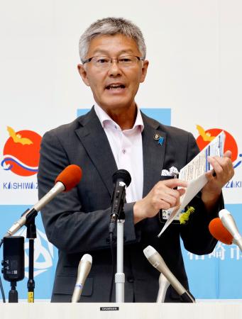 <p>　記者会見する新潟県柏崎市の桜井雅浩市長＝２日午前、柏崎市</p>