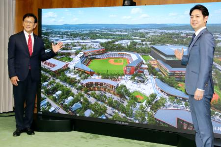 <p>　北海道の鈴木直道知事（右）と面会するプロ野球日本ハムの栗山英樹ＣＢＯ＝２日午後、道庁</p>