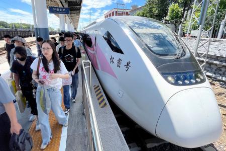<p>　中国の端午節の連休に、北京市郊外の駅へ到着した列車＝６月（共同）</p>