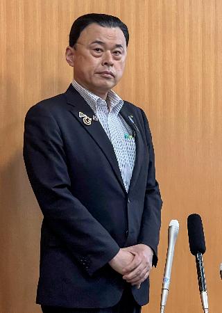 <p>　公務に復帰し、記者団の取材に応じる島根県の丸山達也知事＝２日、島根県庁</p>