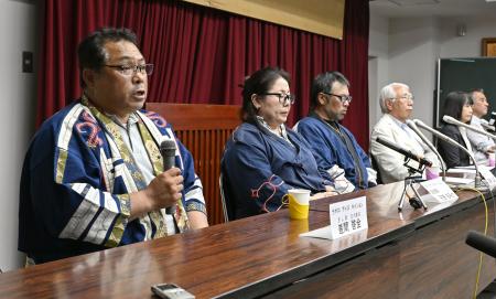 　判決後に記者会見するアイヌ民族の団体「ラポロアイヌネイション」の差間啓全さん（左端）ら＝２日午後、札幌市