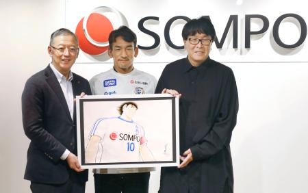 <p>　ＳＯＭＰＯホールディングスと「キャプテン翼」のパートナーシップ契約締結に伴う記者発表で、写真に納まる（左から）奥村幹夫社長、中田英寿さん、高橋陽一氏＝２日午後、東京都内</p>