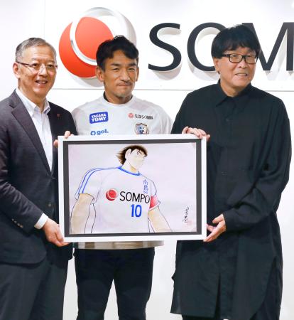<p>　ＳＯＭＰＯホールディングスと「キャプテン翼」のパートナーシップ契約締結に伴う記者発表で、写真に納まる（右から）高橋陽一さん、中田英寿さんら＝２日午後、東京都内</p>
