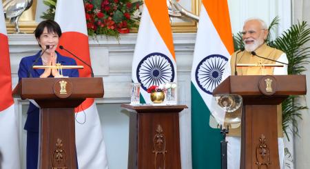 <p>　共同記者発表する高市首相（左）とインドのモディ首相＝２日、ニューデリー（共同）</p>
