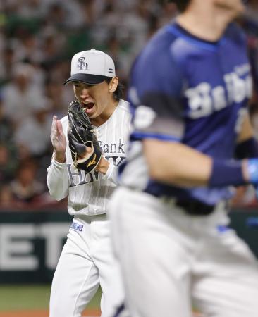 <p>　６回、西武・ネビン（手前）を三ゴロに仕留め、手を叩いて声を上げるソフトバンク・大津＝みずほペイペイドーム</p>