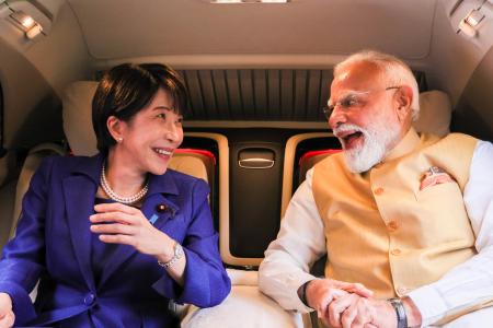 <p>　高市首相のＸ（旧ツイッター）に２日に投稿された、モディ首相（右）と言葉を交わす高市首相の写真</p>
