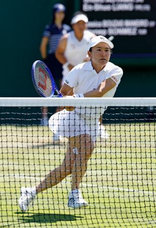 <p>　女子ダブルス１回戦でプレーする青山修子（手前）、梁恩碩組＝ウィンブルドン（共同）</p>