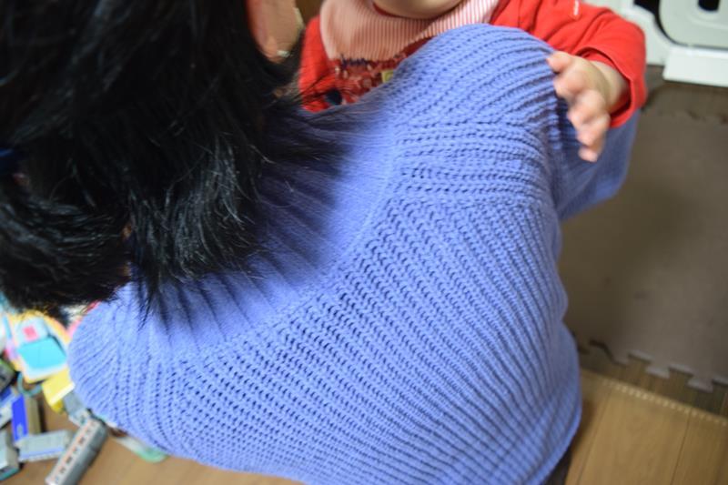 授乳で悩んだ経験を語る女性＝市川市