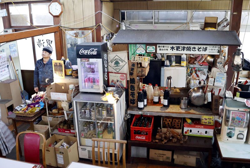 銭湯を改装した「木更津焼きそば」。脱衣所に屋台が構えられている=4月、木更津市(共同)