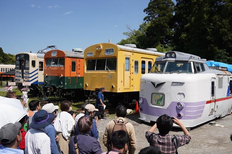 ポッポの丘に到着後、一般向けに初めてお披露目された781系ライラックの車両(右)=いすみ市