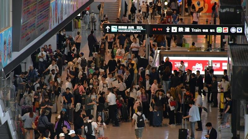 国際線の利用客でにぎわう成田空港＝２０２５年９月、成田市