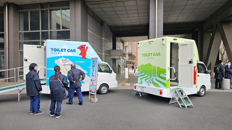 千葉県が導入したトイレカー。背面や側面にはチーバくんや海ほたるが描かれた=千葉県庁