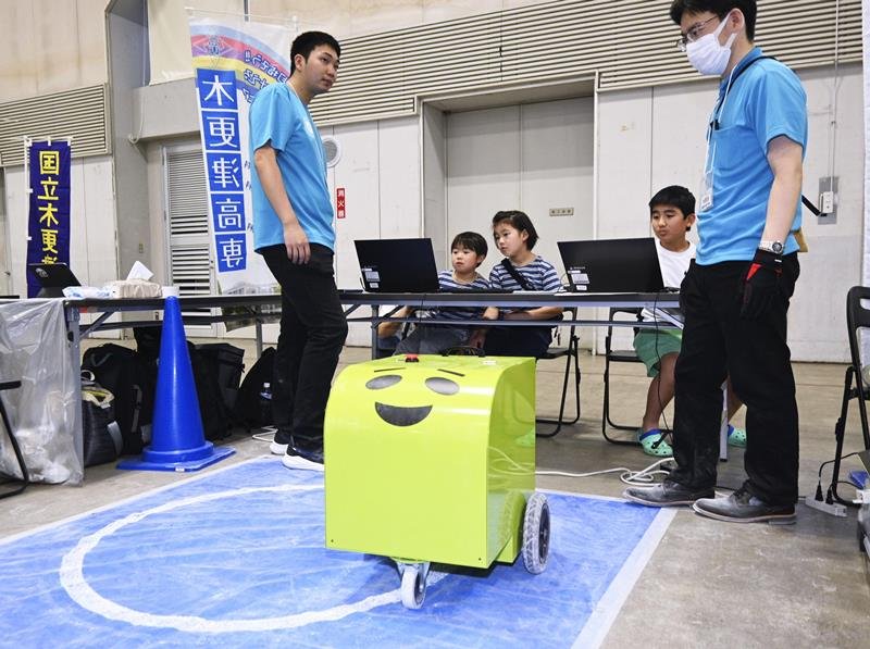 巡回型展示会「ＫＯＳＥＮ　ＰＡＲＫ」に出展した、木更津高専の「ラインカー」のロボット＝１７日午後、宇都宮市（共同）