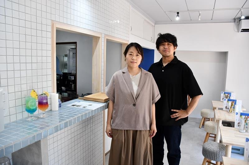 オープンした「ｇｏｏｄｉｅ！」での佐藤さん、森さん夫妻＝市川市