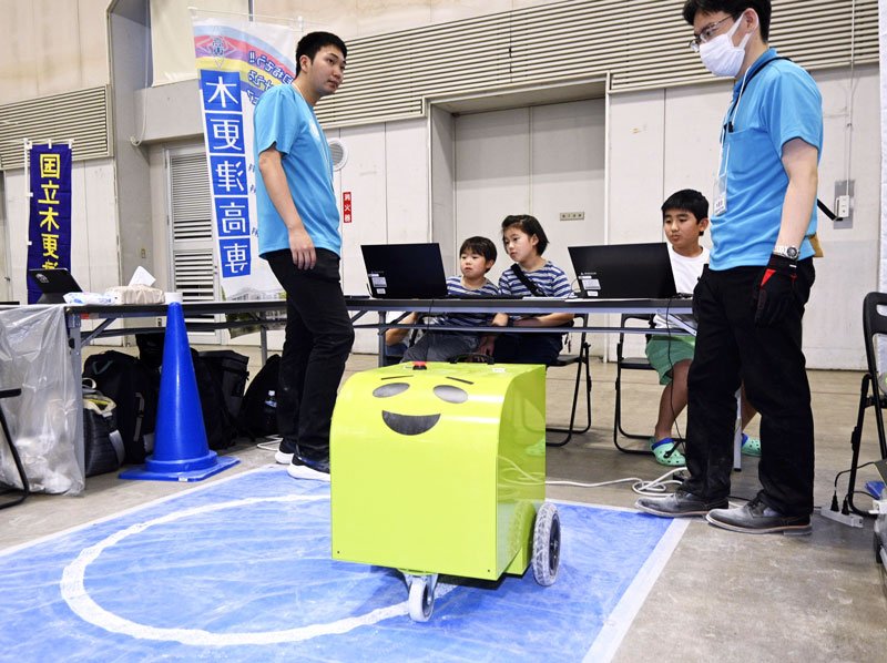 巡回型展示会「ＫＯＳＥＮ　ＰＡＲＫ」に出展した、木更津高専の「ラインカー」のロボット＝１７日午後、宇都宮市（共同）