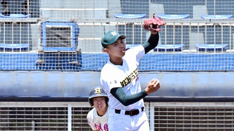 ７回表花咲徳栄１死一、二塁のピンチで投ゴロ併殺打に打ち取った専大松戸・門倉