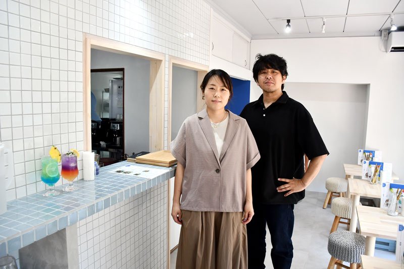 オープンした「goodie!」での佐藤さん、森さん夫妻=市川市