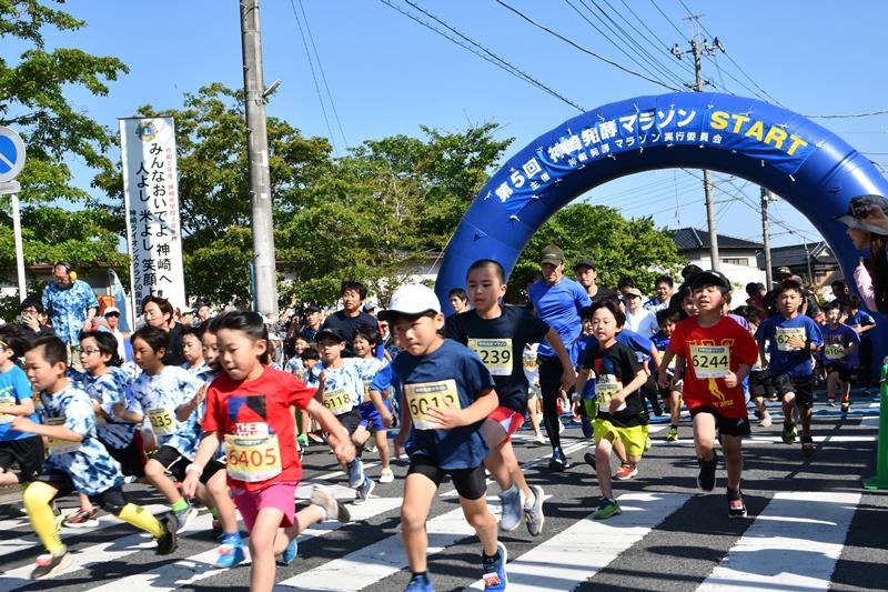 神崎発酵マラソンの参加賞の藍染めTシャツなどを着て元気よく走る子どもたち=17日、神崎町