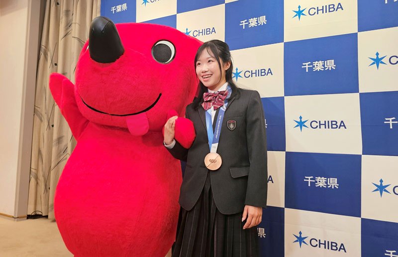 チーバくんと笑顔で記念撮影する中井選手(右)=19日午前、千葉県庁