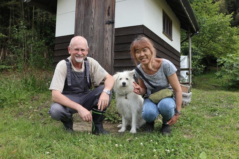 （左から）ティム・エスリッジさん、織本厚子さん