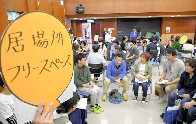 子どもの成長について地域住民らが話し合った「成田こどもどまんなかフォーラム」の初回=2023年11月、成田市