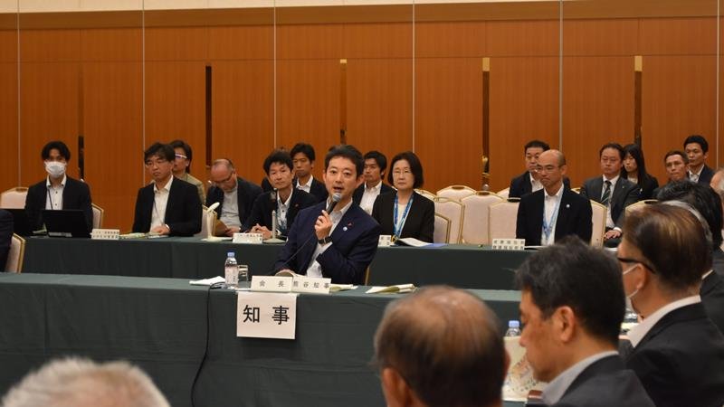 県の「ちば若者みらい応援会議」で発言する熊谷知事=22日、千葉市中央区