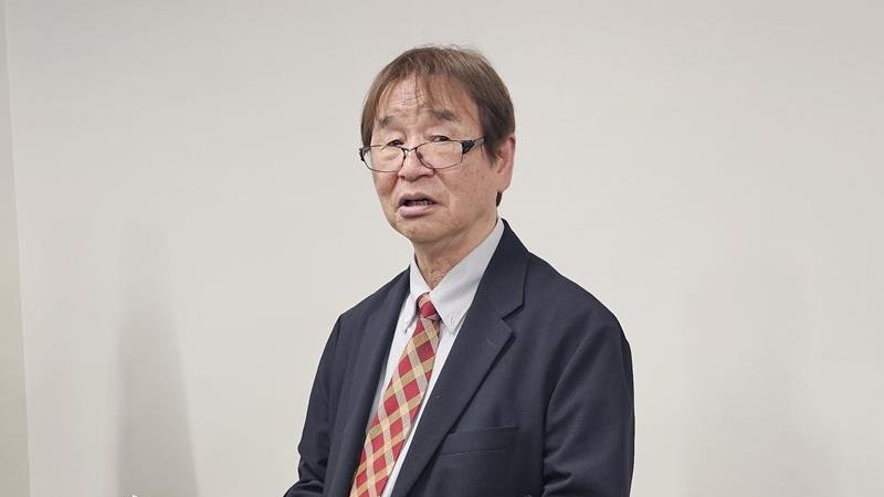 有識者会議後に報道陣の取材に応じる鈴木庸夫座長=22日午後、県庁