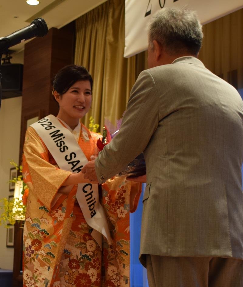 壮行会で意気込みを語る加藤さん(左)=成田市