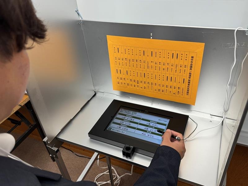 タブレット端末を使った電子投票のイメージ。市長選など候補者が少数の場合は、1画面に表示された全候補者名の中から1人を選択し投票する=28日、流山市