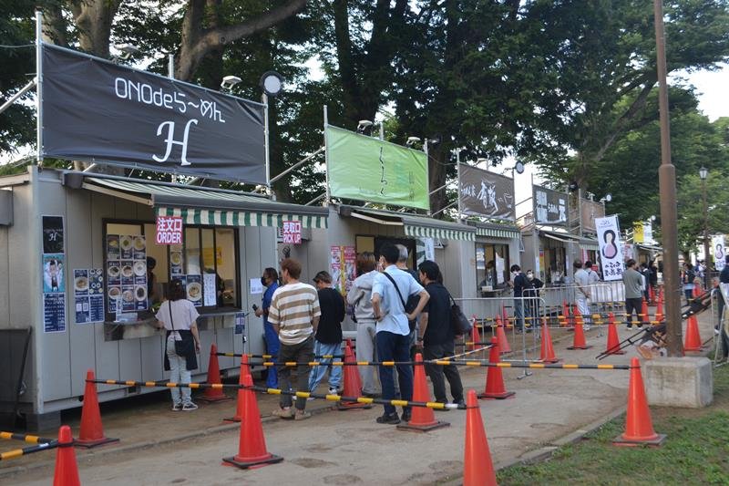 全国の有名店が一堂に会したラーメン祭の会場=29日夜、八街市