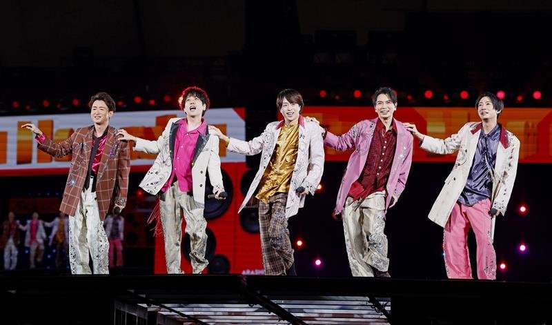 最終公演のステージに立つ嵐のメンバー＝３１日午後、東京都文京区の東京ドーム（共同）