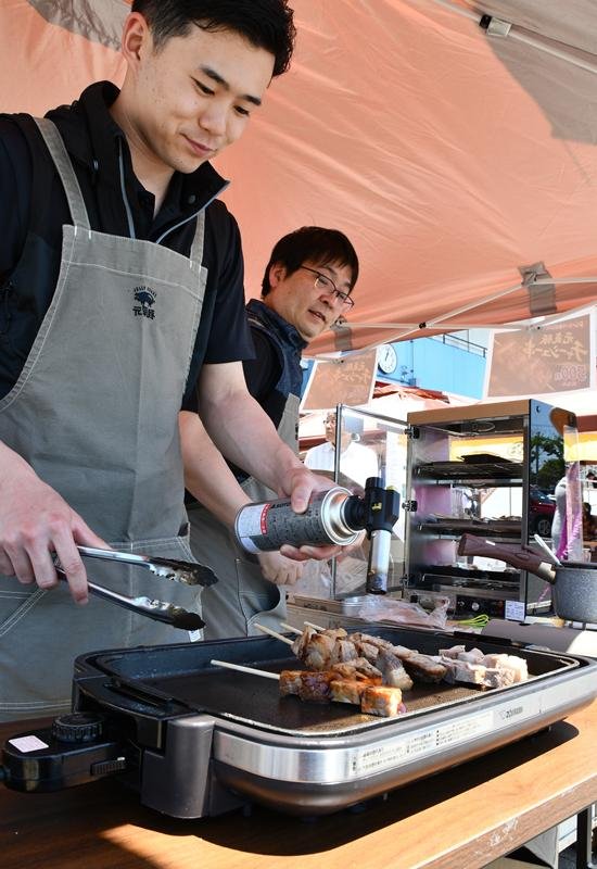 各地のブランド豚を使った料理が販売された会場=30日、多古町