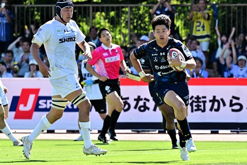 浦安―江東 前半、トライを決めた浦安・WTB石井(右)=30日、東京・江東区夢の島競技場
