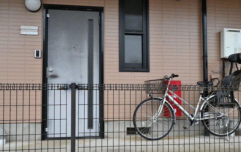 容疑者の自宅アパート=31日、成田市(写真の一部を加工しています)