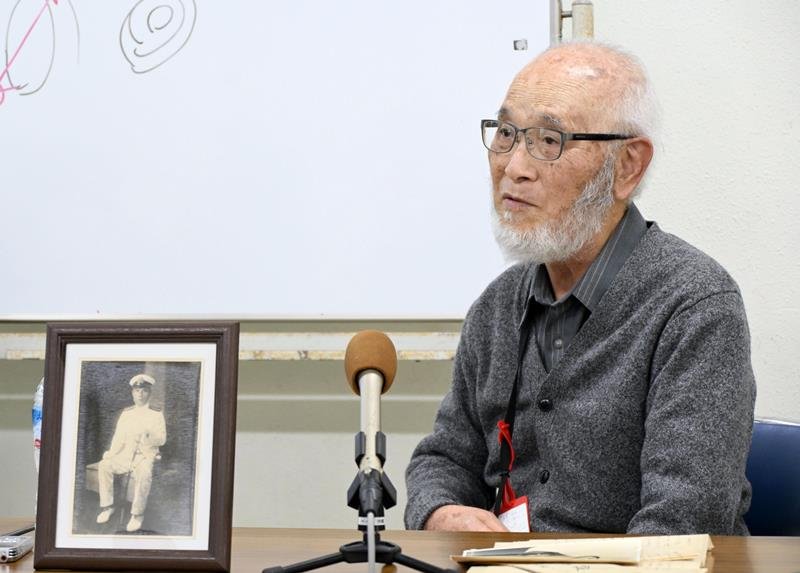 米軍に撃沈された艦艇に乗っていた父の遺骨収容に関し取材に応じる吉田進さん＝３月、沖縄県宮古島市（共同）