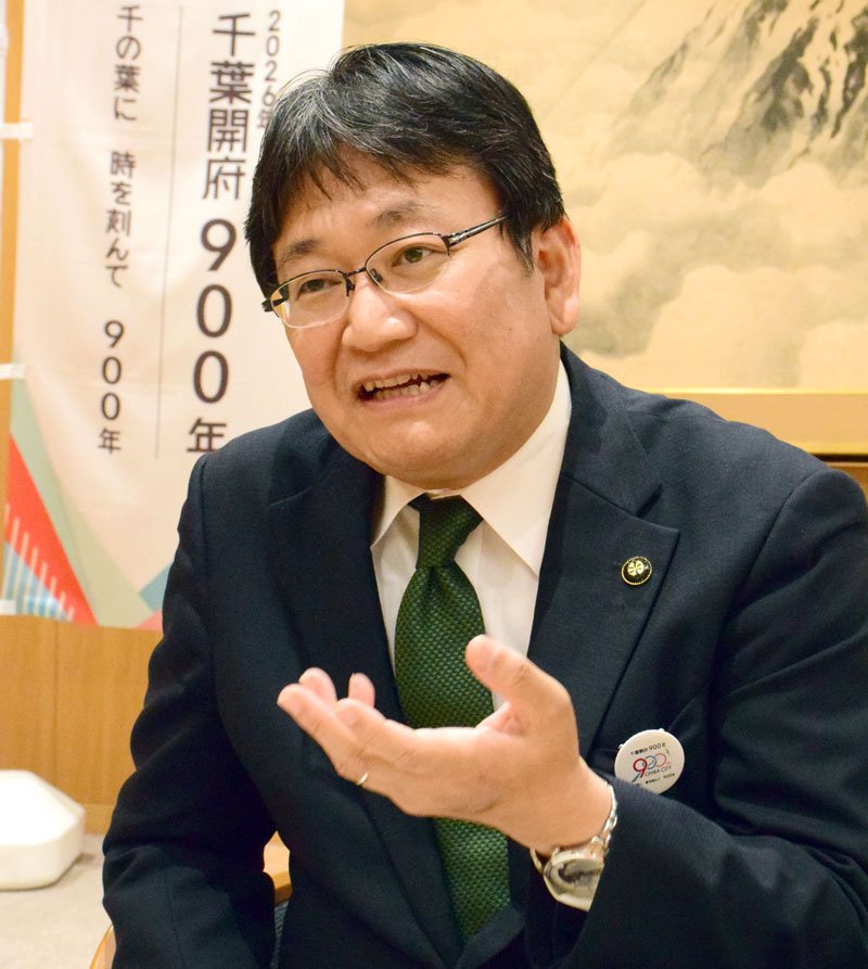 インタビューに応じる神谷市長=千葉市役所