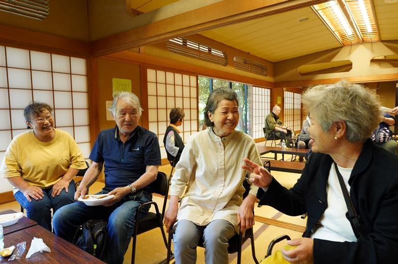 「みんなの食堂」で食事を取り、机を囲む人たち＝御宿町