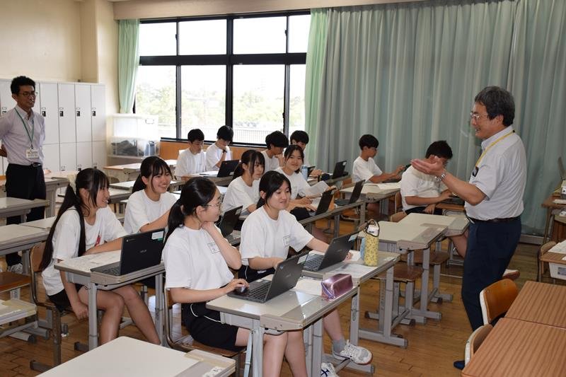 生徒たちに連載のコンセプトなどを説明する佐瀬さん（右）＝千葉市稲毛区の千葉大教育学部付属中
