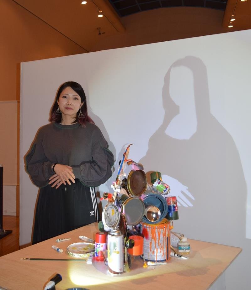 影絵アートの個展を開いている佐藤江未さん。ペンキの空き缶や画材などで作ったオブジェに光を当てると、レオナルド・ダビンチの名画「モナ・リザ」が浮かび上がる＝船橋市