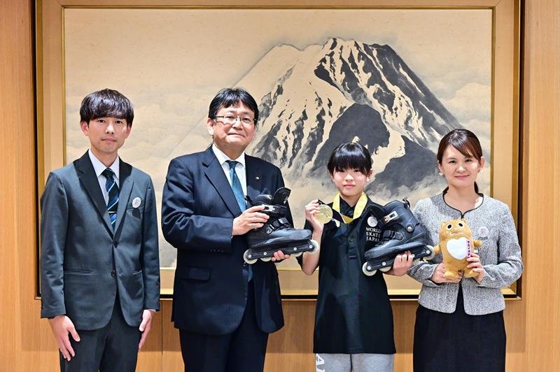 優勝した照屋さん（右から２番目）。２つの技を合わせるのが得意だという。＝５月２２日、千葉市役所