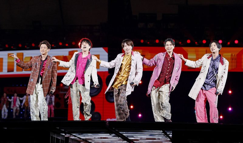 最終公演のステージに立つ嵐のメンバー=31日午後、東京都文京区の東京ドーム(共同)